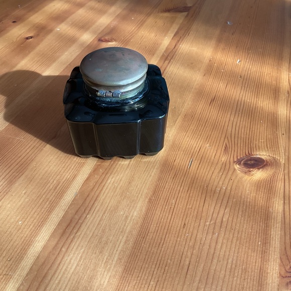 ANTIQUE EMERALD GREEN GLASS INKWELL BRASS CAP VERY SCARCE TO FIND! - Picture 6 of 15